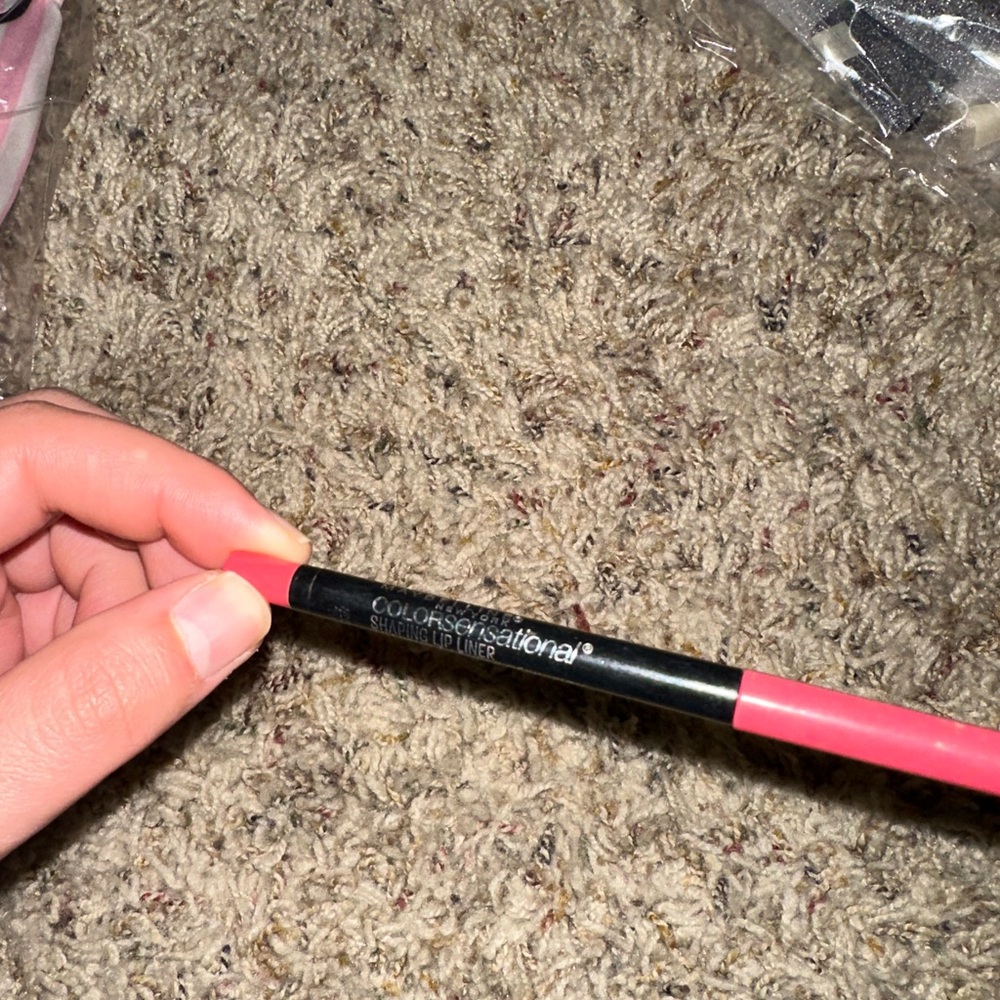 Maybe like color sensational lip liner 👄 💋 shade 140 pink coral